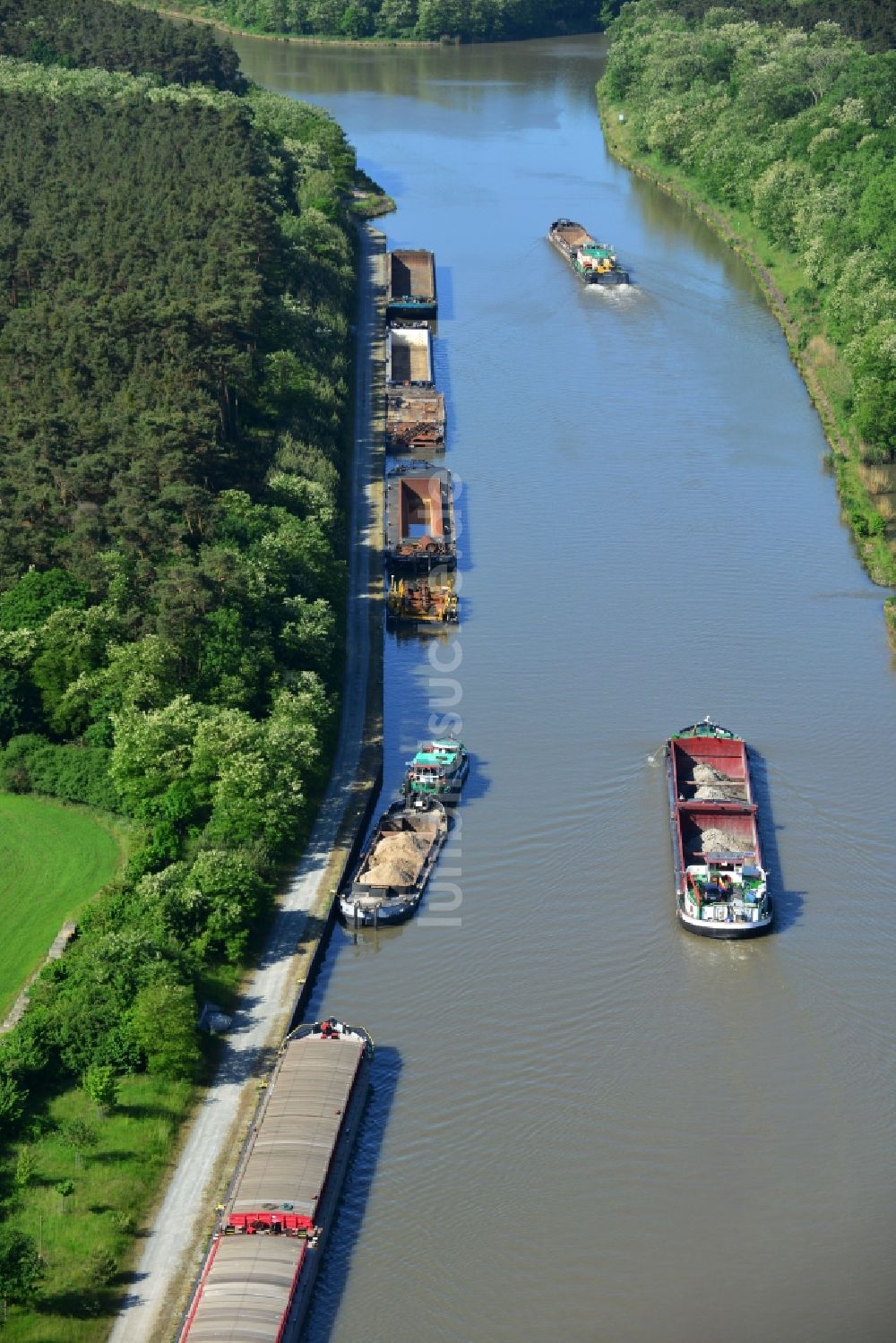 Luftaufnahme Elbe-Parey - Frachtschiffe am Elbe-Havel-Kanal in Elbe-Parey im Bundesland Sachsen-Anhalt
