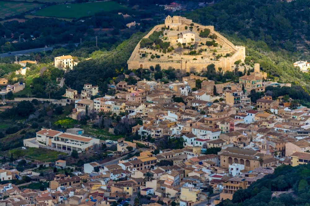 Luftaufnahme Capdepera - Fragmente der Festungsanlage Castell de Capdepera in Capdepera in Balearische Insel Mallorca, Spanien