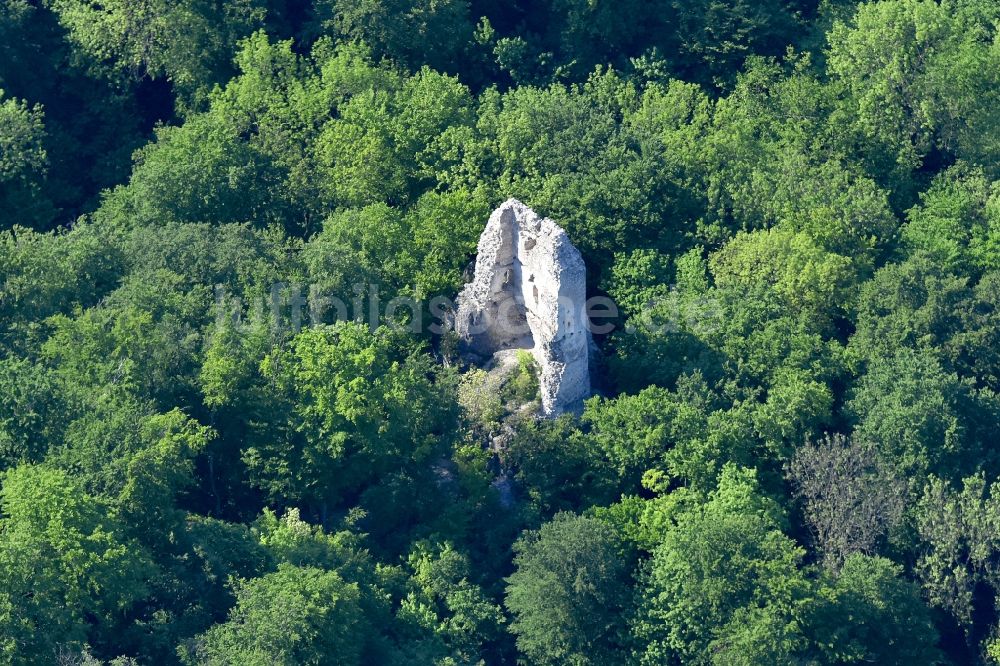 Varpalota aus der Vogelperspektive: Fragmente der Festungsanlage Castle of brave stone in Varpalota in Wesprim, Ungarn