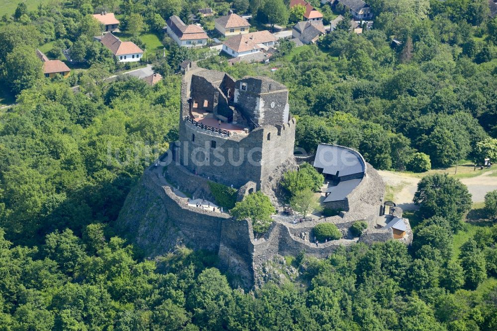 Hollokö aus der Vogelperspektive: Fragmente der Festungsanlage Castle in Hollokö in Nograd, Ungarn