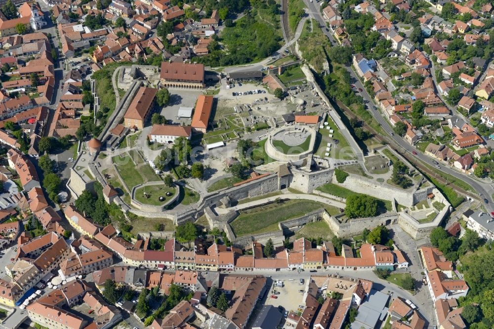 Luftbild Eger - Fragmente der Festungsanlage Egri Vár in Eger in Komitat Heves, Ungarn