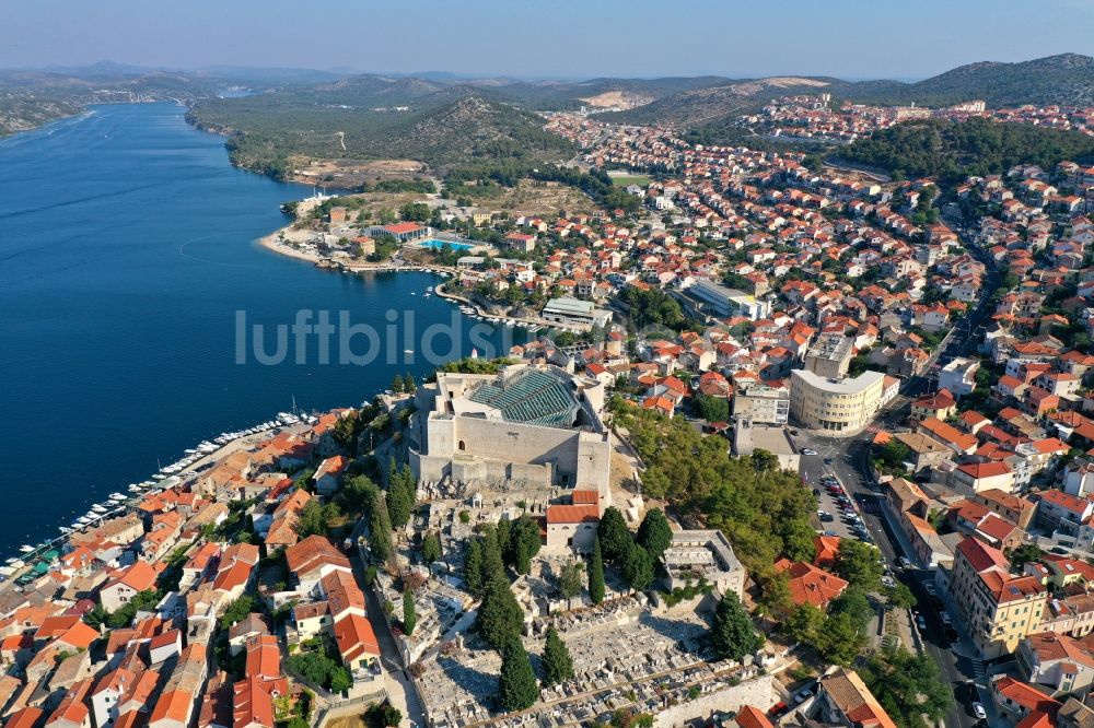 Luftaufnahme Sibenik - Fragmente der Festungsanlage Festung St. Michael in Sibenik in Sibensko-kninska zupanija, Kroatien