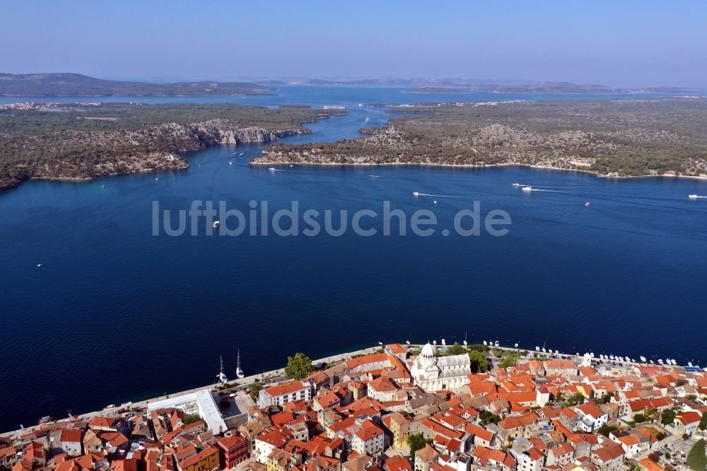 Sibenik aus der Vogelperspektive: Fragmente der Festungsanlage Festung St. Michael in Sibenik in Sibensko-kninska zupanija, Kroatien