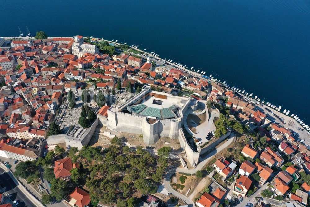 Luftbild Sibenik - Fragmente der Festungsanlage Festung St. Michael in Sibenik in Sibensko-kninska zupanija, Kroatien