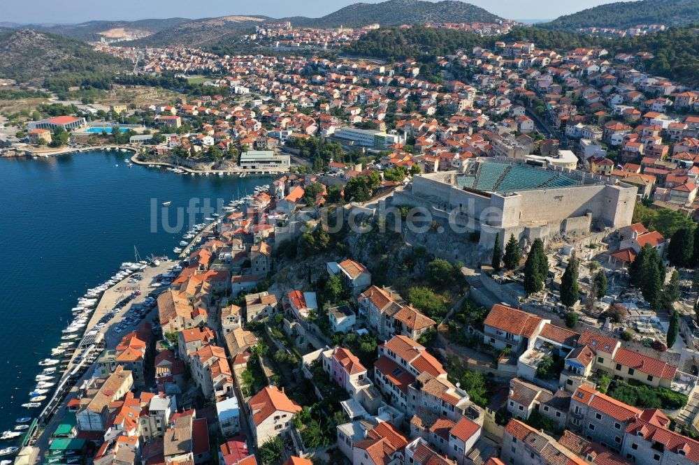 Sibenik aus der Vogelperspektive: Fragmente der Festungsanlage Festung St. Michael in Sibenik in Sibensko-kninska zupanija, Kroatien