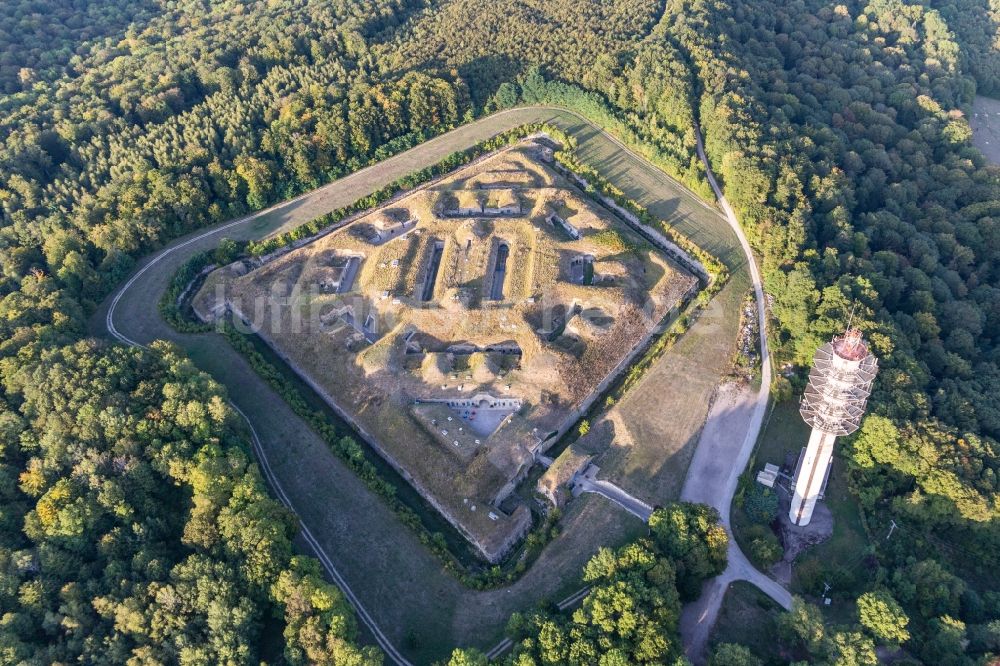 Mont-les-Neufchateau von oben - Fragmente der Festungsanlage Fort de Bourlémont in Mont-les-Neufchateau in Grand Est, Frankreich