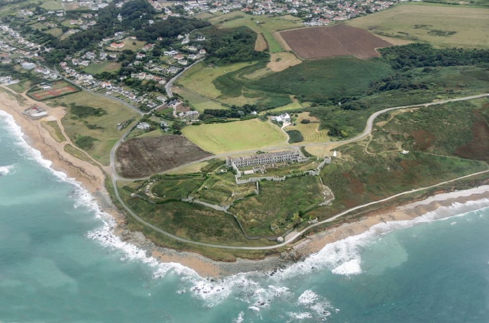 Luftaufnahme Aldernay - Fragmente der Festungsanlage Fort Tourgis in Alderney, Guernsey