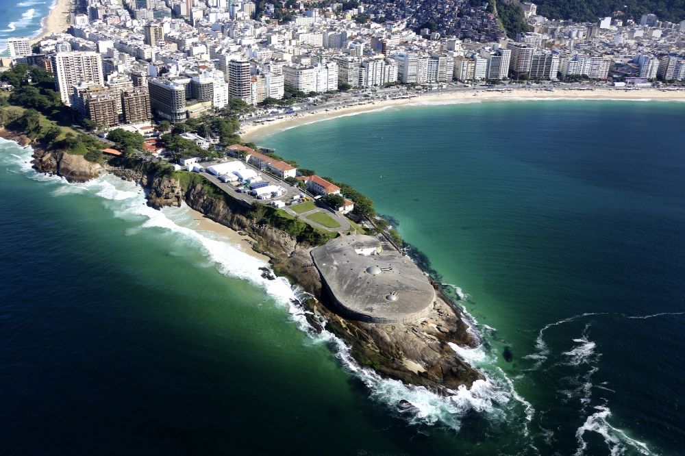 Rio de Janeiro aus der Vogelperspektive: Fragmente der Festungsanlage Forte de Copacabana in Rio de Janeiro in Brasilien