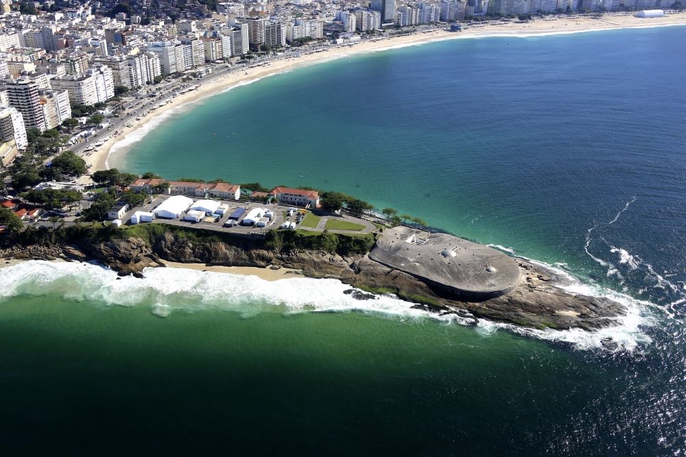 Luftaufnahme Rio de Janeiro - Fragmente der Festungsanlage Forte de Copacabana in Rio de Janeiro in Brasilien