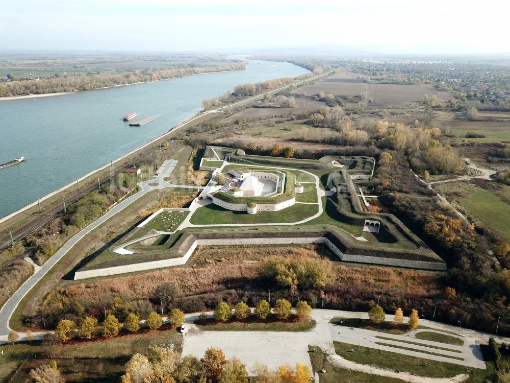 Komarom von oben - Fragmente der Festungsanlage in Komarom in Komarom-Esztergom, Ungarn
