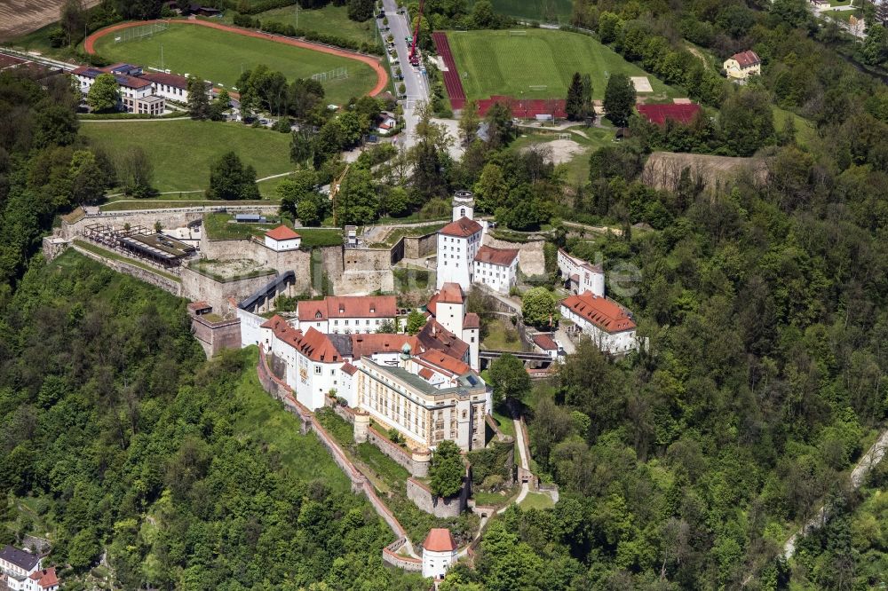 Passau von oben - Fragmente der Festungsanlage Oberhaus in Passau im Bundesland Bayern, Deutschland