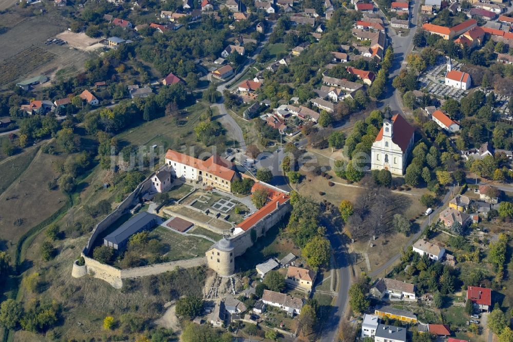 Pecsvarad aus der Vogelperspektive: Fragmente der Festungsanlage Pécsváradi Vár in Pecsvarad in Komitat Baranya, Ungarn