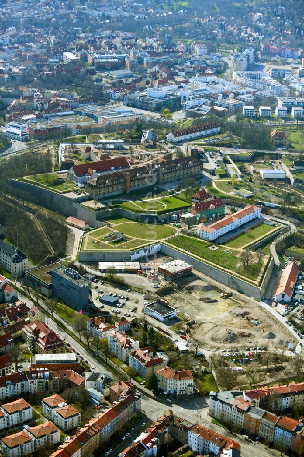 Luftaufnahme Erfurt - Fragmente der Festungsanlage Petersberg im Ortsteil Zentrum in Erfurt im Bundesland Thüringen, Deutschland