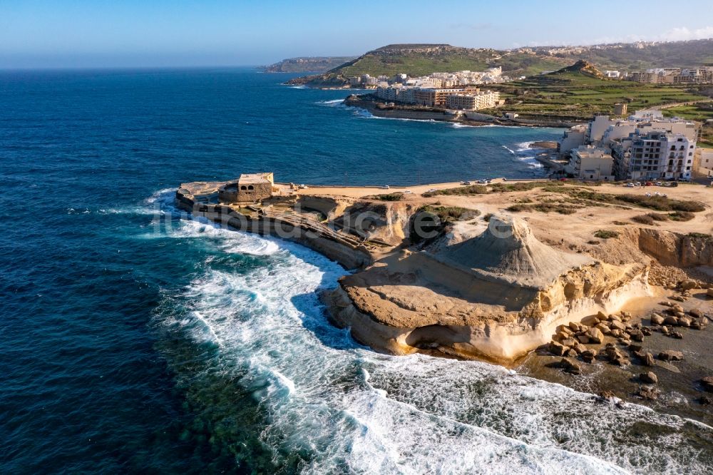 Marsalforn von oben - Fragmente der Festungsanlage Qolla l-Bajda Battery in Marsalforn in Gozo, Malta