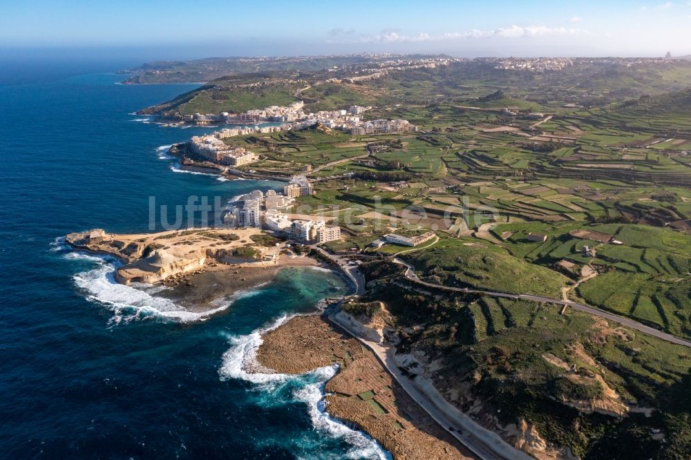 Marsalforn aus der Vogelperspektive: Fragmente der Festungsanlage Qolla l-Bajda Battery in Marsalforn in Gozo, Malta
