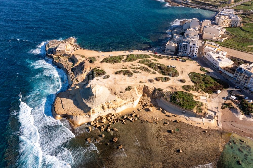 Luftaufnahme Marsalforn - Fragmente der Festungsanlage Qolla l-Bajda Battery in Marsalforn in Gozo, Malta