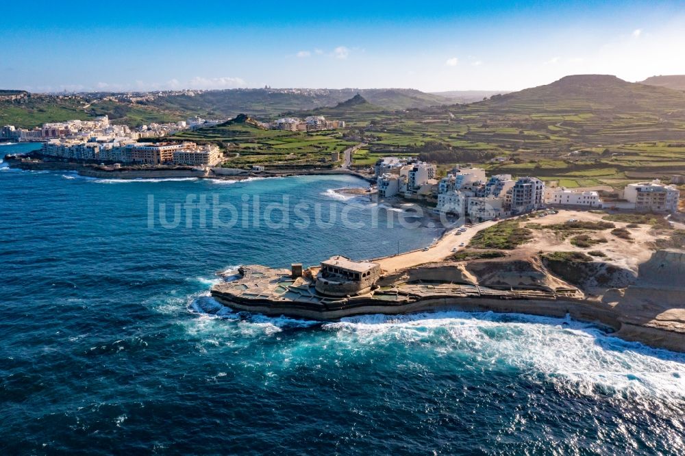 Marsalforn von oben - Fragmente der Festungsanlage Qolla l-Bajda Battery in Marsalforn in Gozo, Malta