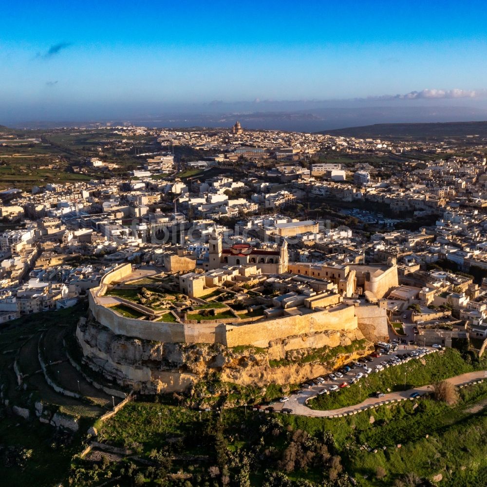 Ir-Rabat Ghawdex aus der Vogelperspektive: Fragmente der Festungsanlage in Ir-Rabat Ghawdex in Gozo, Malta