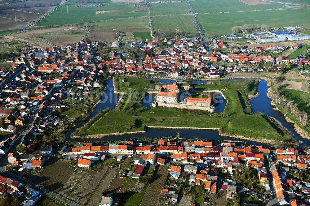 Heldrungen von oben - Fragmente der Wasserburg- Festungsanlage in Heldrungen im Bundesland Thüringen, Deutschland
