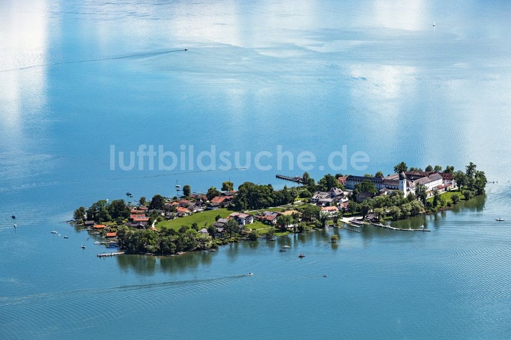 Chiemsee aus der Vogelperspektive: Fraueninsel im Chiemsee im Bundesland Bayern, Deutschland