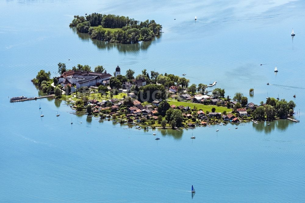 Chiemsee von oben - Fraueninsel im Chiemsee im Bundesland Bayern, Deutschland