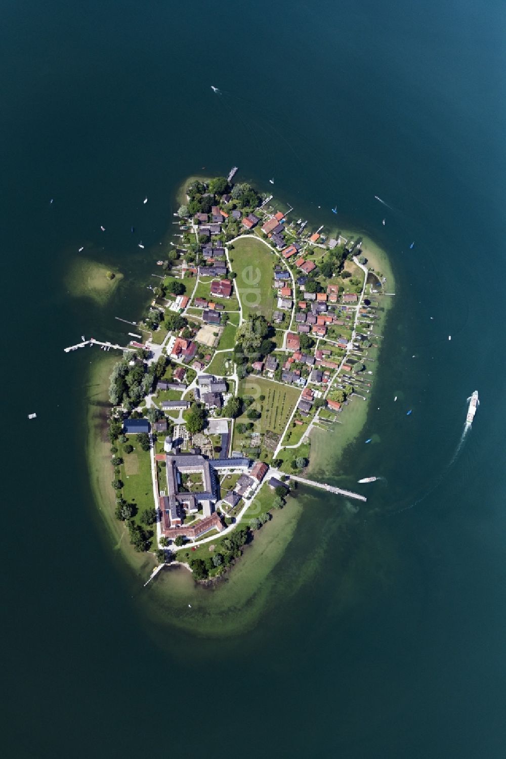 Chiemsee von oben - Fraueninsel im Chiemsee im Bundesland Bayern, Deutschland