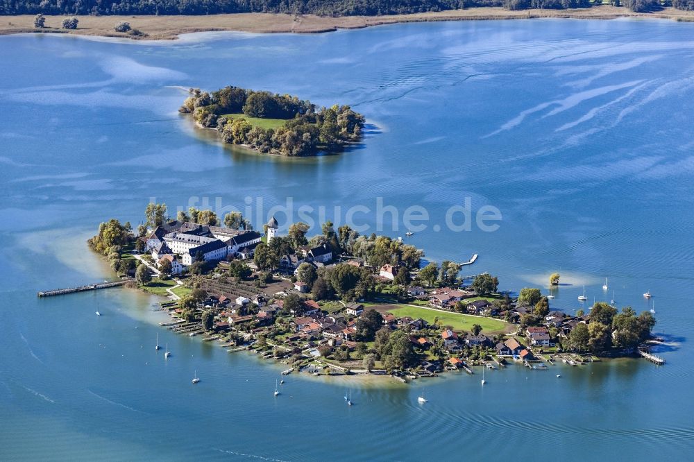 Luftaufnahme Gstadt am Chiemsee - Fraueninsel im Chiemsee mit Benediktinerinnen-Abtei Frauenwörth im Bundesland Bayern