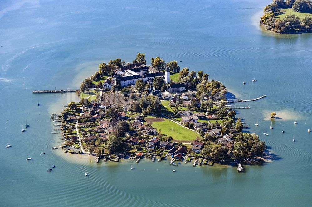 Luftbild Gstadt am Chiemsee - Fraueninsel im Chiemsee mit Benediktinerinnen-Abtei Frauenwörth im Bundesland Bayern