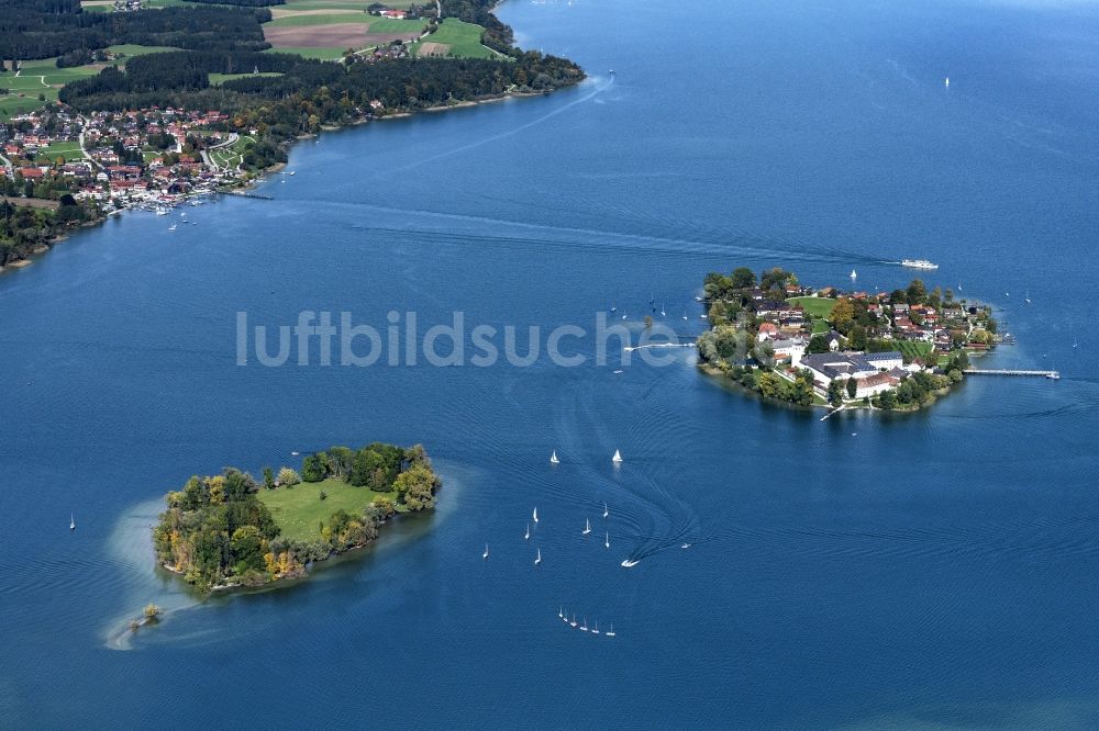 Chiemsee von oben - Fraueninsel und Krautinsel im Chiemsee im Bundesland Bayern, Deutschland