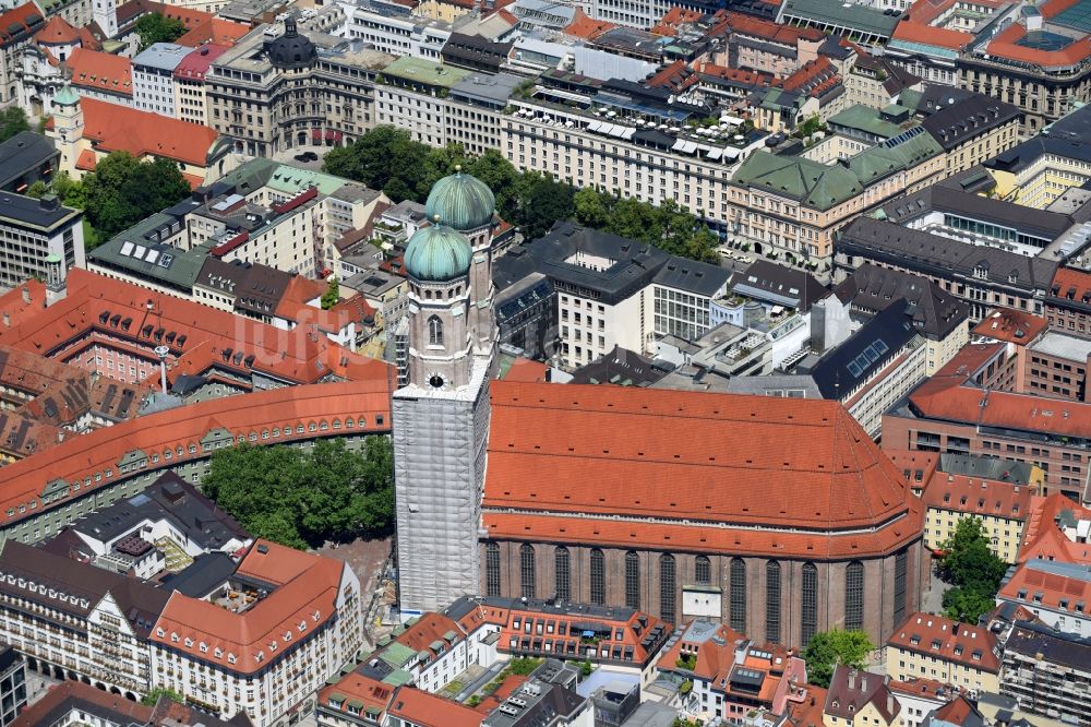München aus der Vogelperspektive: Frauenkirche im Altstadt- Zentrum von München im Bundesland Bayern