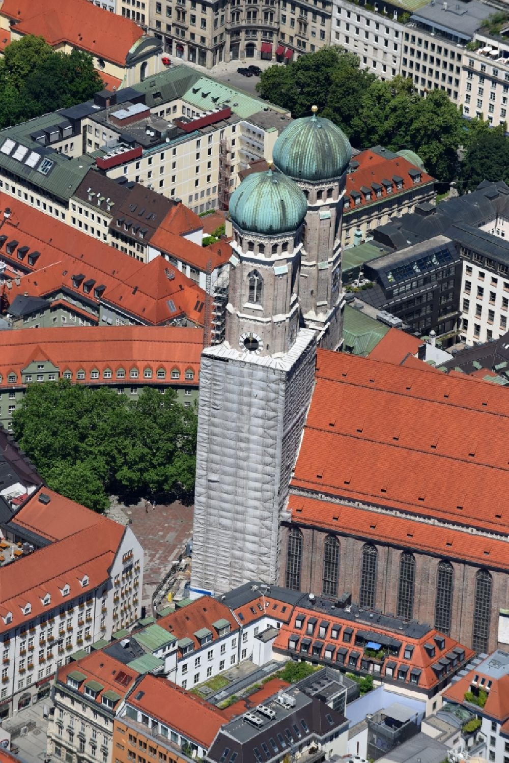 Luftaufnahme München - Frauenkirche im Altstadt- Zentrum von München im Bundesland Bayern