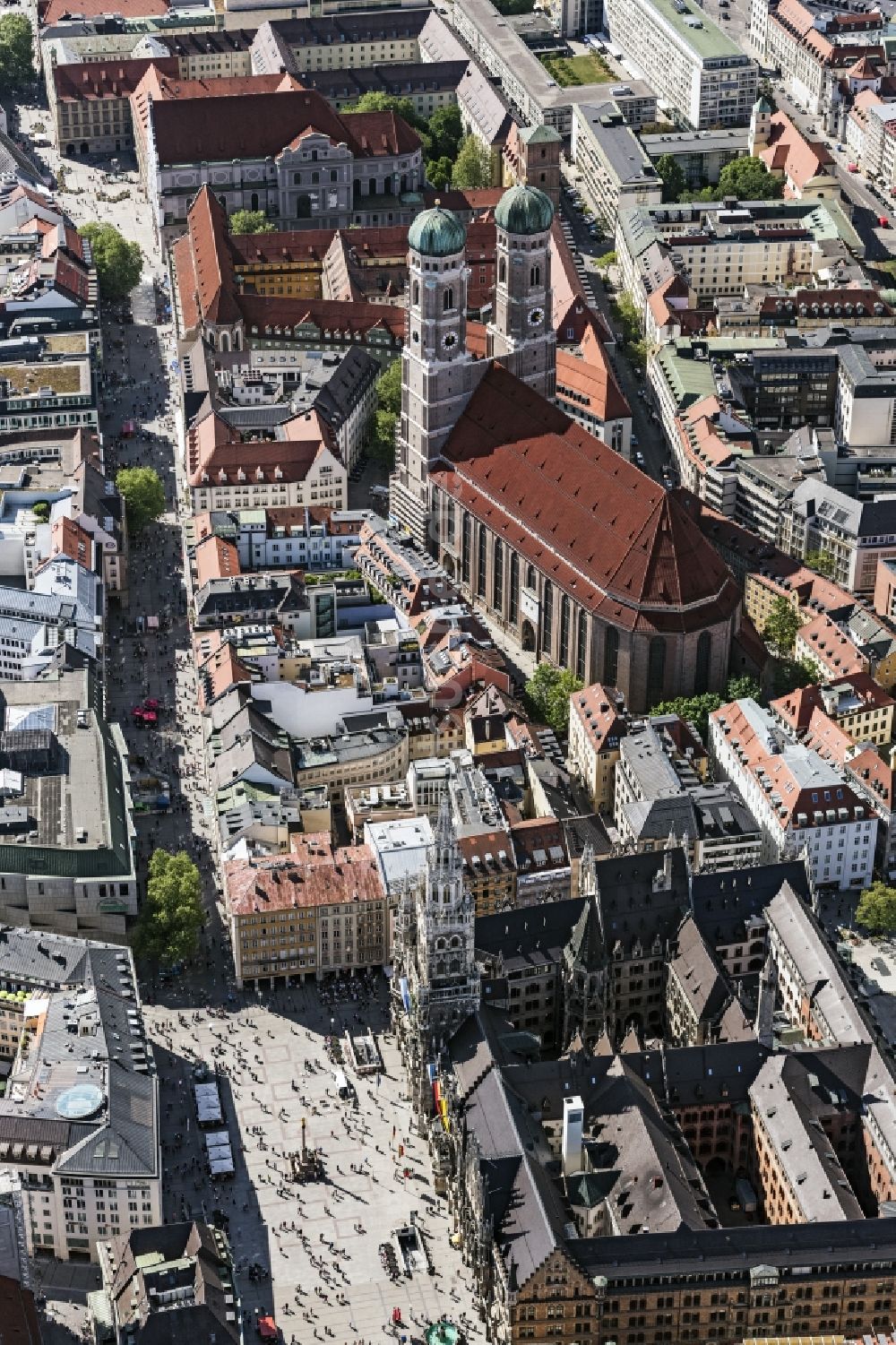 Luftaufnahme München - Frauenkirche im Altstadt- Zentrum von München im Bundesland Bayern