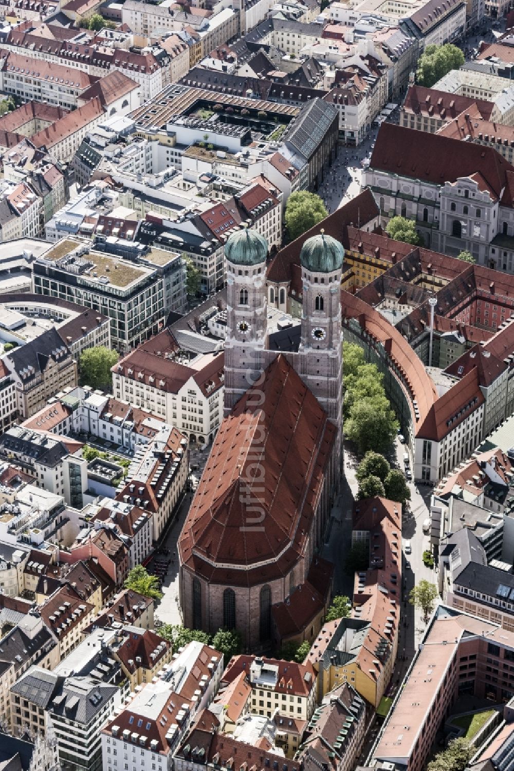 München von oben - Frauenkirche im Altstadt- Zentrum von München im Bundesland Bayern