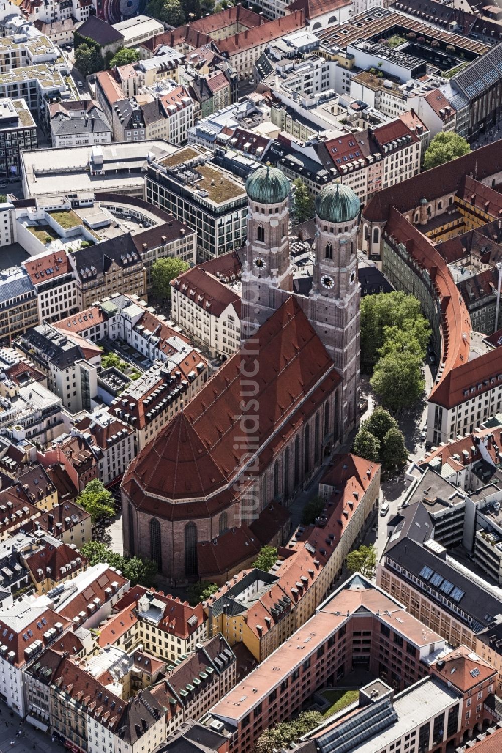 Luftbild München - Frauenkirche im Altstadt- Zentrum von München im Bundesland Bayern