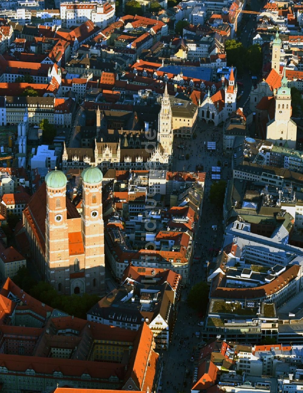 Luftbild München - Frauenkirche im Altstadt- Zentrum von München im Bundesland Bayern