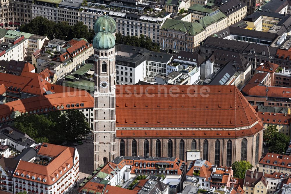 München von oben - Frauenkirche im Altstadt- Zentrum von München im Bundesland Bayern