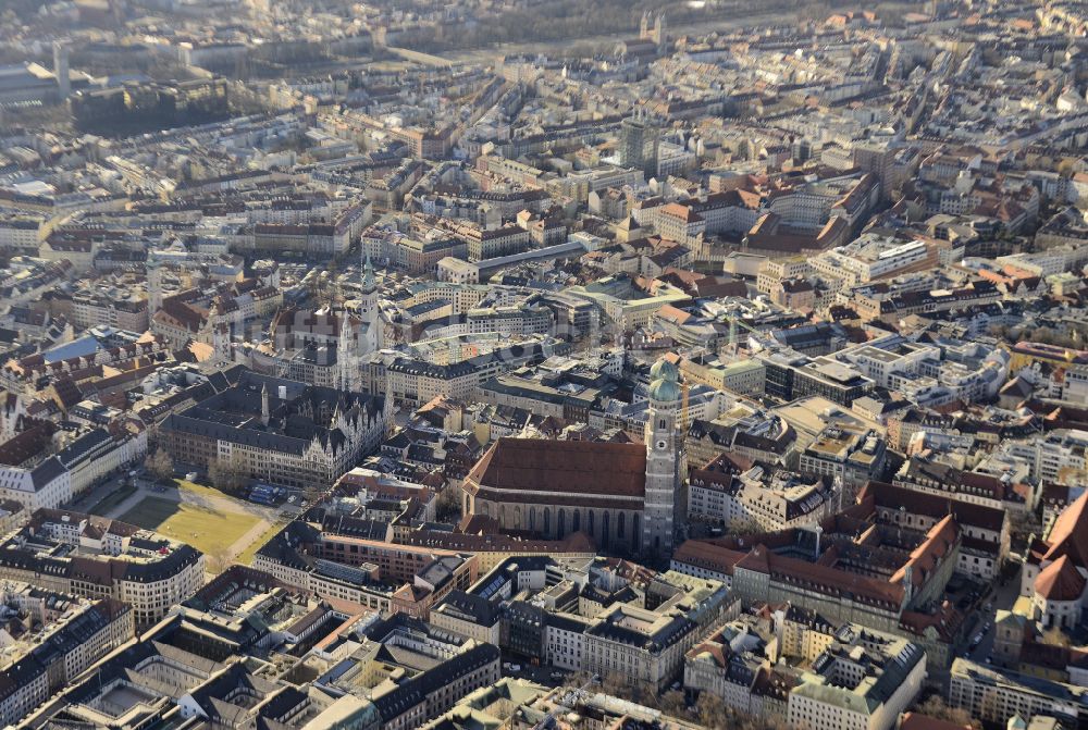 München aus der Vogelperspektive: Frauenkirche im Altstadt- Zentrum von München im Bundesland Bayern