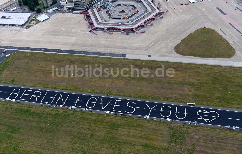 Luftbild Berlin - Freedom Dinner auf der gesperrten Startbahn des ehemaligen Flughafen in Berlin, Deutschland