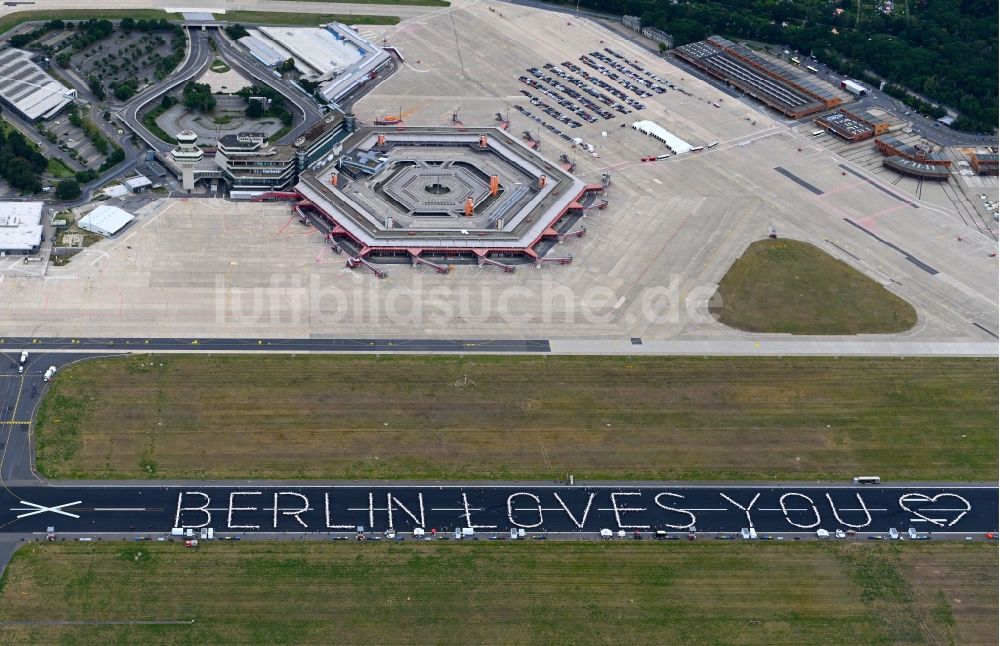 Luftaufnahme Berlin - Freedom Dinner auf der gesperrten Startbahn des ehemaligen Flughafen in Berlin, Deutschland