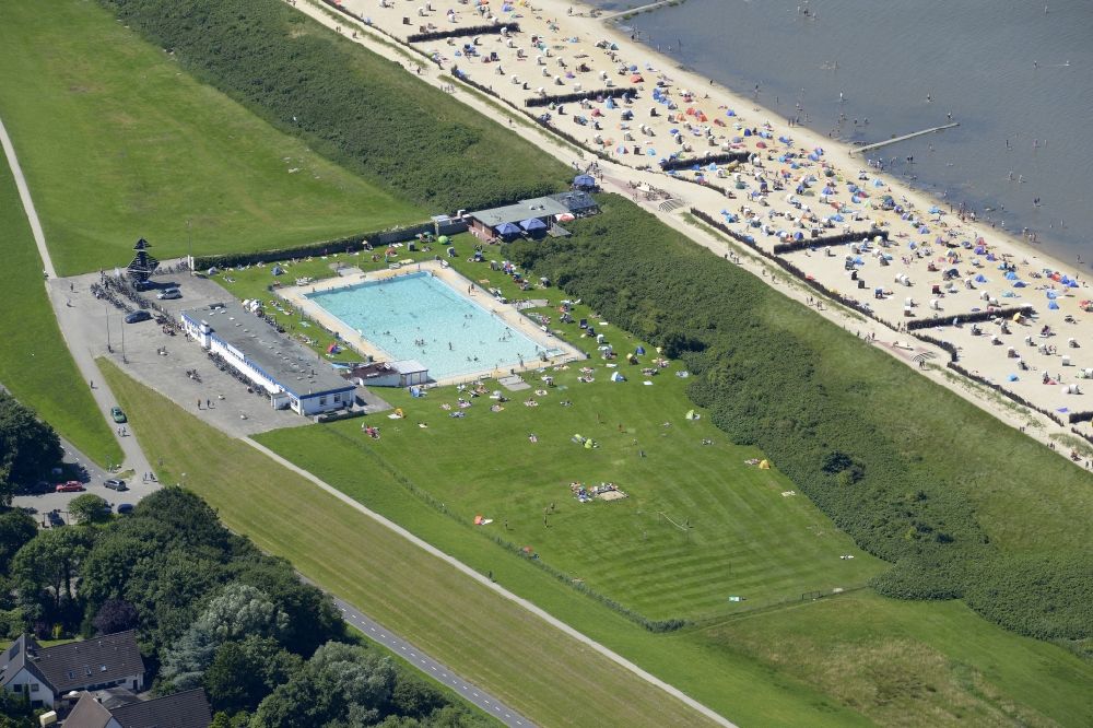 Luftbild Cuxhaven - Freibad Steinmarne am Strand der Nordseeküste bei Cuxhaven im Bundesland Niedersachsen