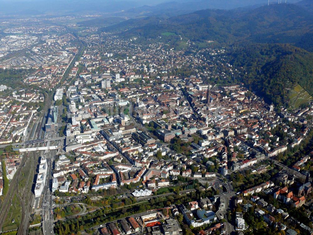 Freiburg aus der Vogelperspektive: Freiburg 25.10.2008 Blick auf die Innenstadt von Freiburg und Herdern. Foto: Oliver Münzer