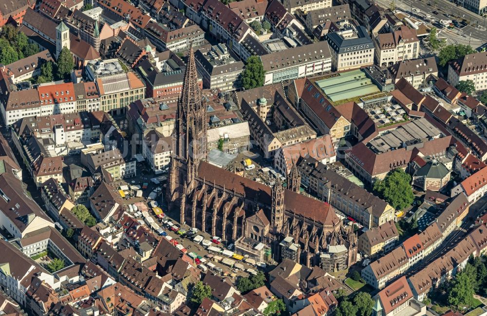 Freiburg im Breisgau von oben - Freiburger Münster und Markt auf dem Münsterplatz im Altstadt- Zentrum in Freiburg im Breisgau im Bundesland Baden-Württemberg, Deutschland