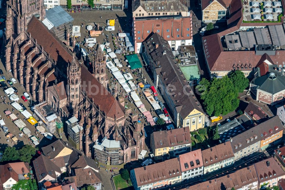 Luftbild Freiburg im Breisgau - Freiburger Münster und Markt auf dem Münsterplatz im Altstadt- Zentrum in Freiburg im Breisgau im Bundesland Baden-Württemberg, Deutschland