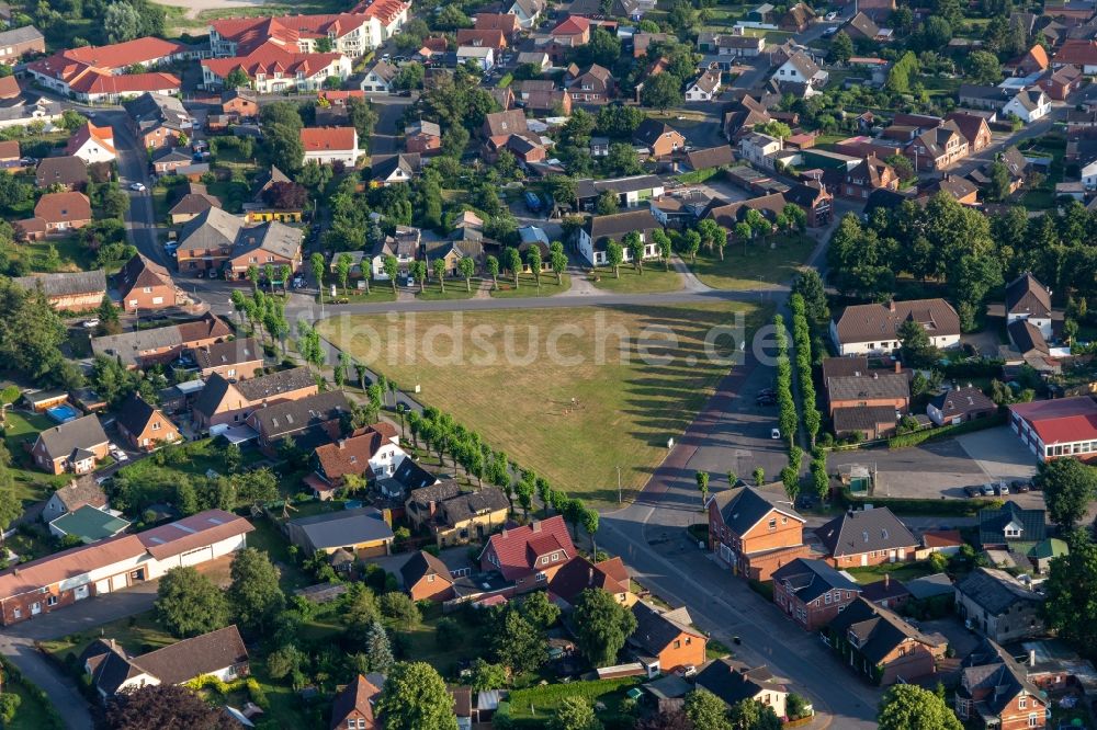 Luftaufnahme Lunden - Freifläche des Gänsemarkt in Lunden im Bundesland Schleswig-Holstein, Deutschland
