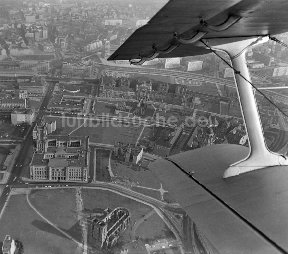 Luftaufnahme Berlin - Freiflächen am Rathaus Rotes Rathaus und Nikolaiviertel im Ortsteil Mitte in Berlin, Deutschland