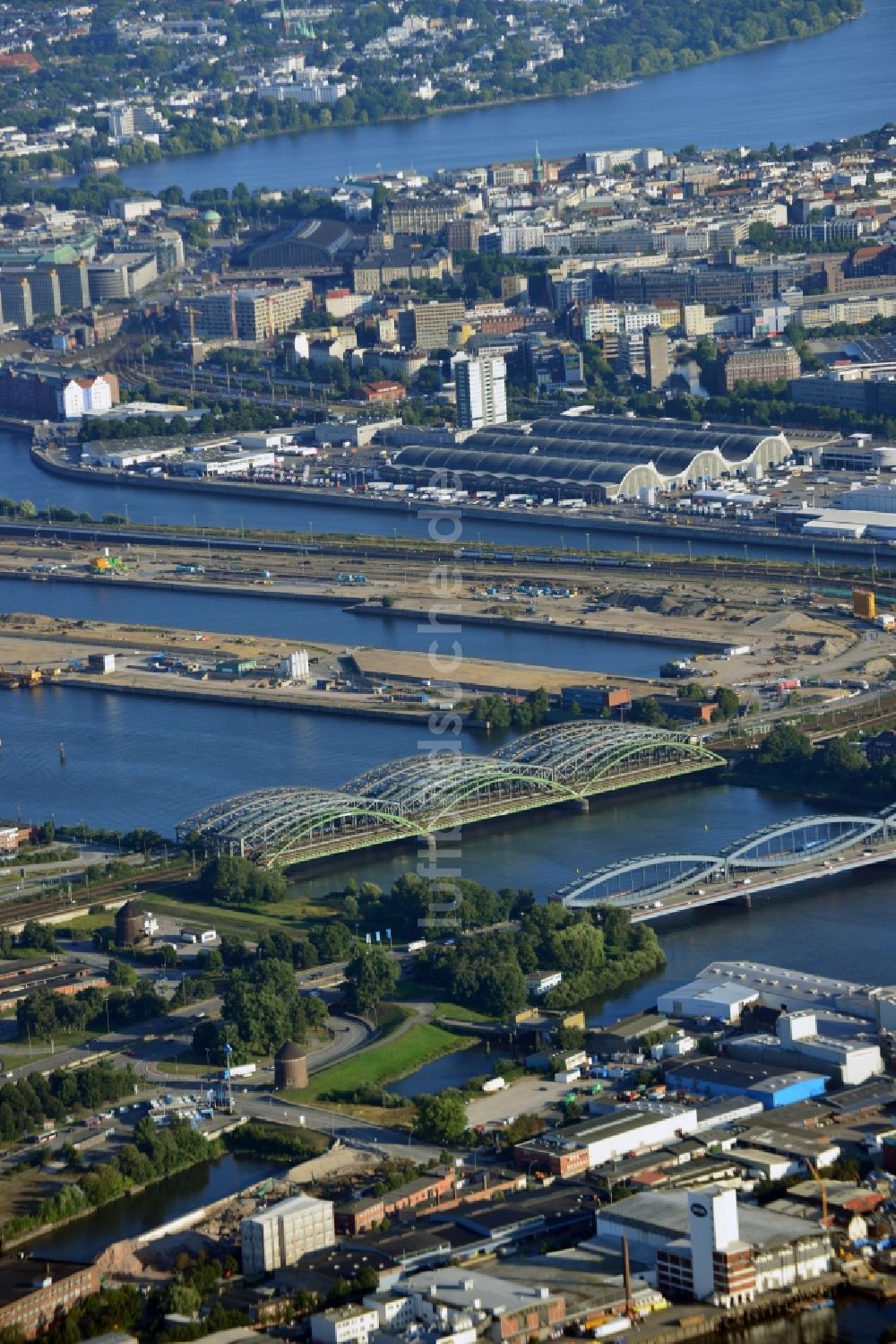 Hamburg von oben - Freihafen- Elbbrücke und Eisenbahnbrücken über die Elbe in Hamburg