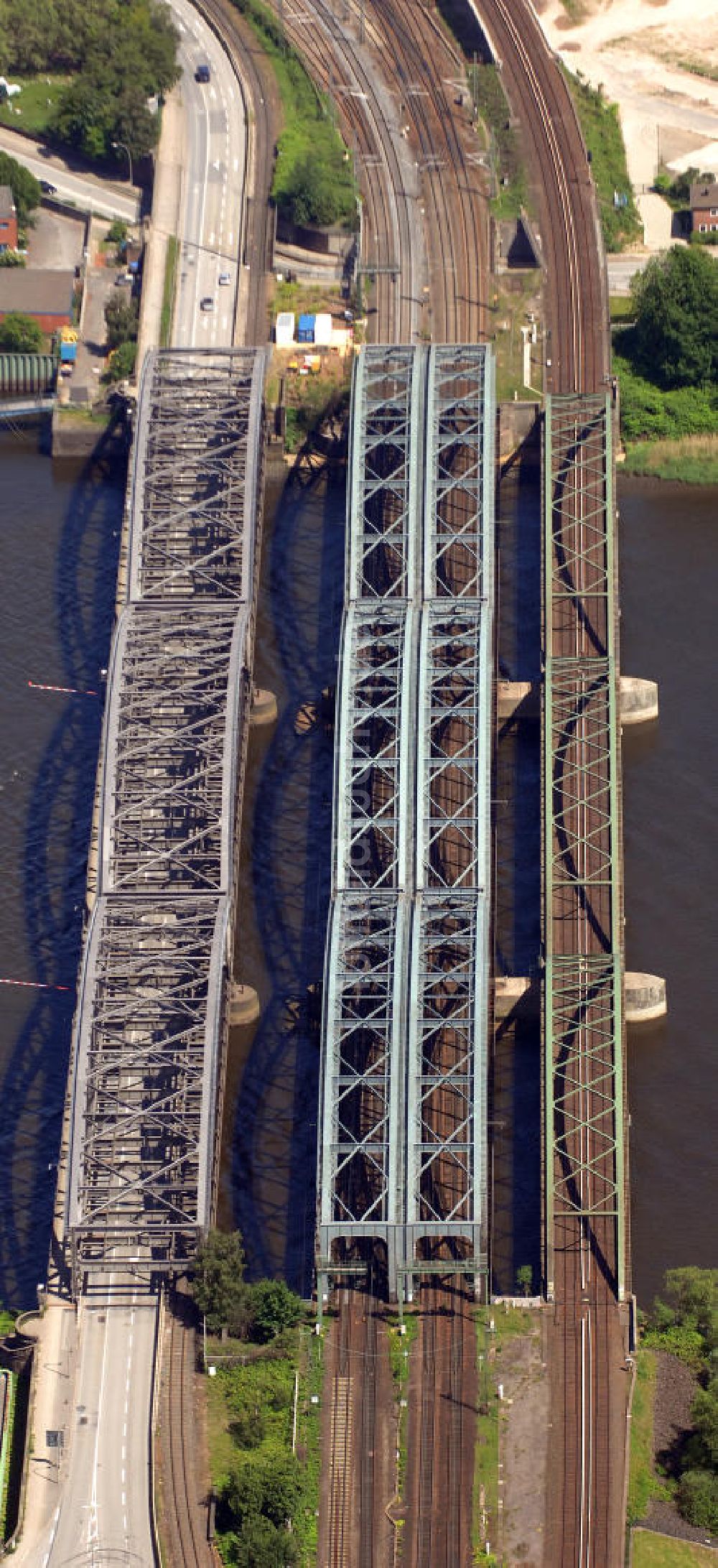 Luftbild Hamburg - Freihafen-Elbrücke und Eisenbahnbrücken
