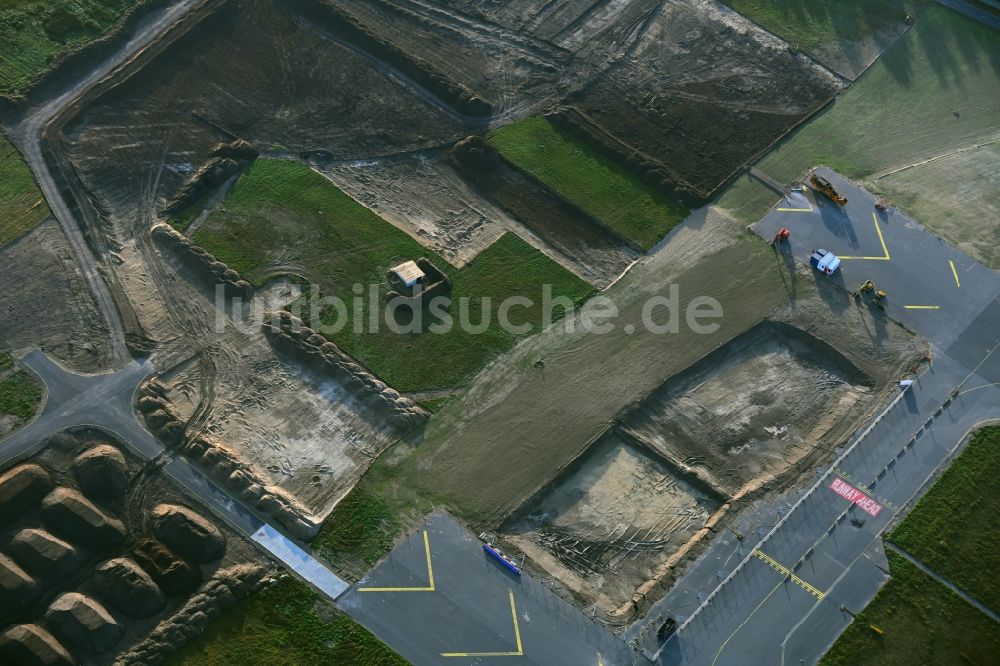 Berlin von oben - Freilegung archäologischer Grabungsstätten auf dem Gelände der ehemaligen Startbahn des Flughafen in Berlin, Deutschland