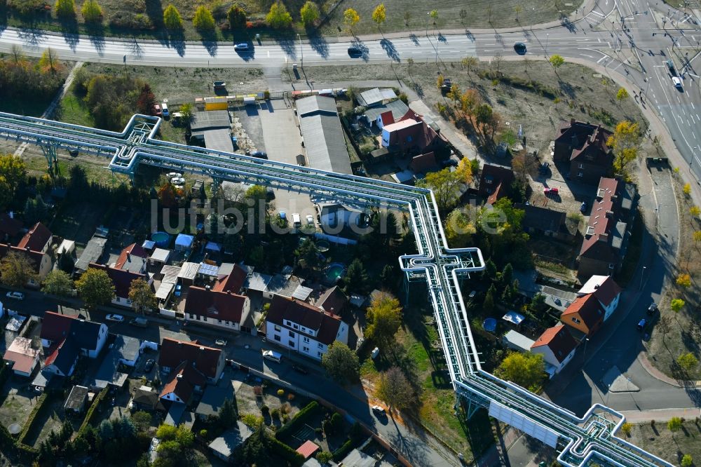Greppin von oben - Freileitungs- Rohre zur Fernwärme- Versorgung entlang der Parsevalstraße in Greppin im Bundesland Sachsen-Anhalt, Deutschland