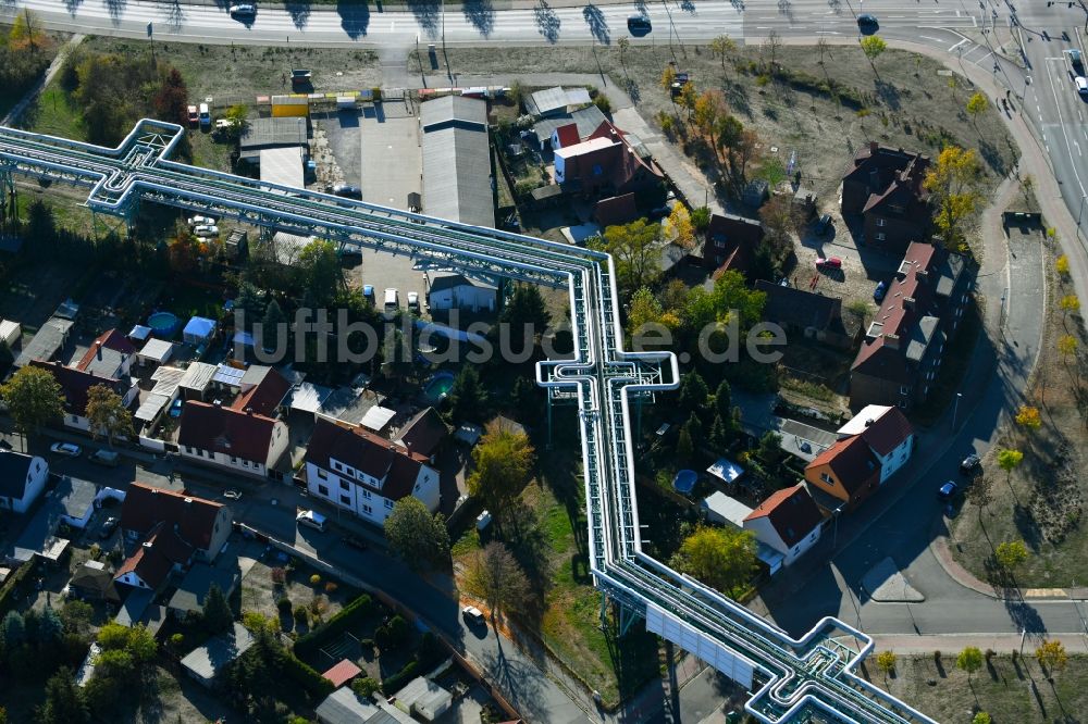 Luftbild Greppin - Freileitungs- Rohre zur Fernwärme- Versorgung entlang der Parsevalstraße in Greppin im Bundesland Sachsen-Anhalt, Deutschland